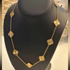 Gold plated short clover necklace
